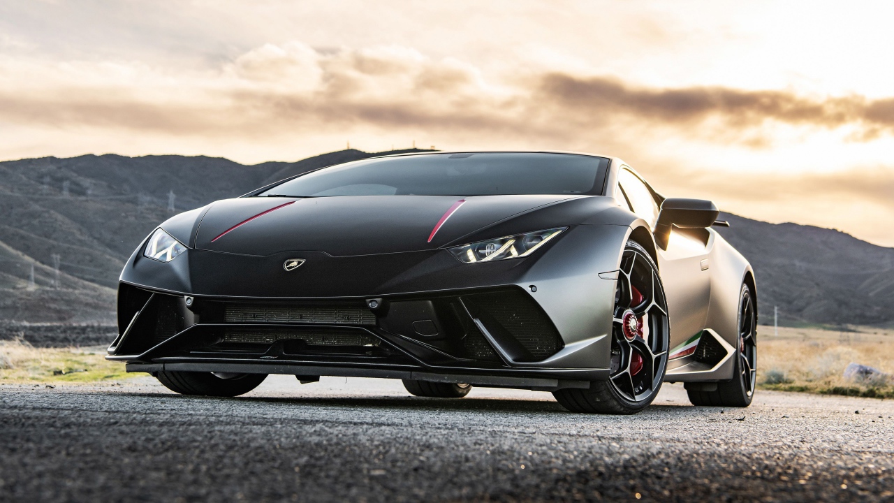 Черный спортивный Lamborghini Huracan Performante 2020 года на асфальте