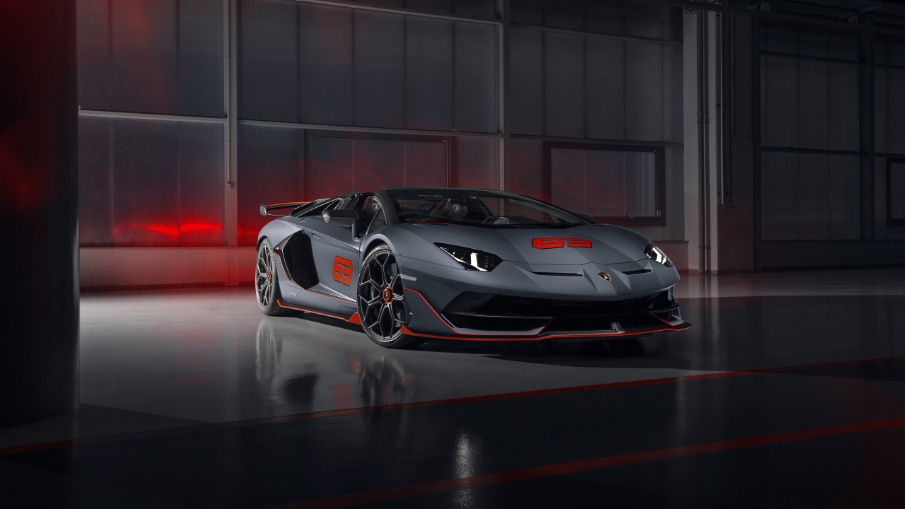 Серый спортивный автомобиль Lamborghini Aventador SVJ 63 Roadster 2020 года в ангаре