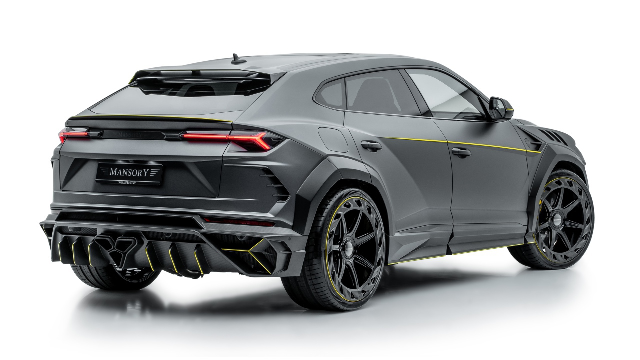 Серый внедорожник Lamborghini Urus 2019 года на белом фоне