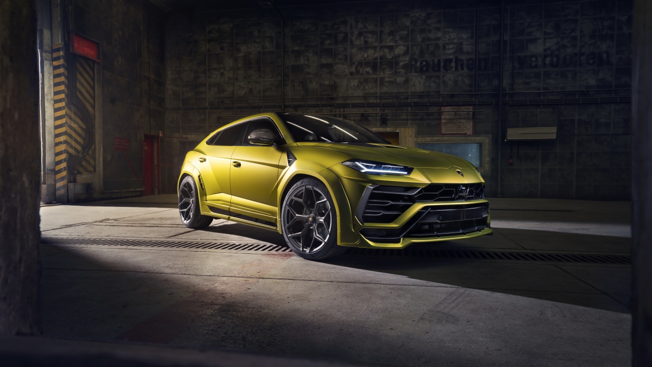 Автомобиль Lamborghini Urus в ангаре 