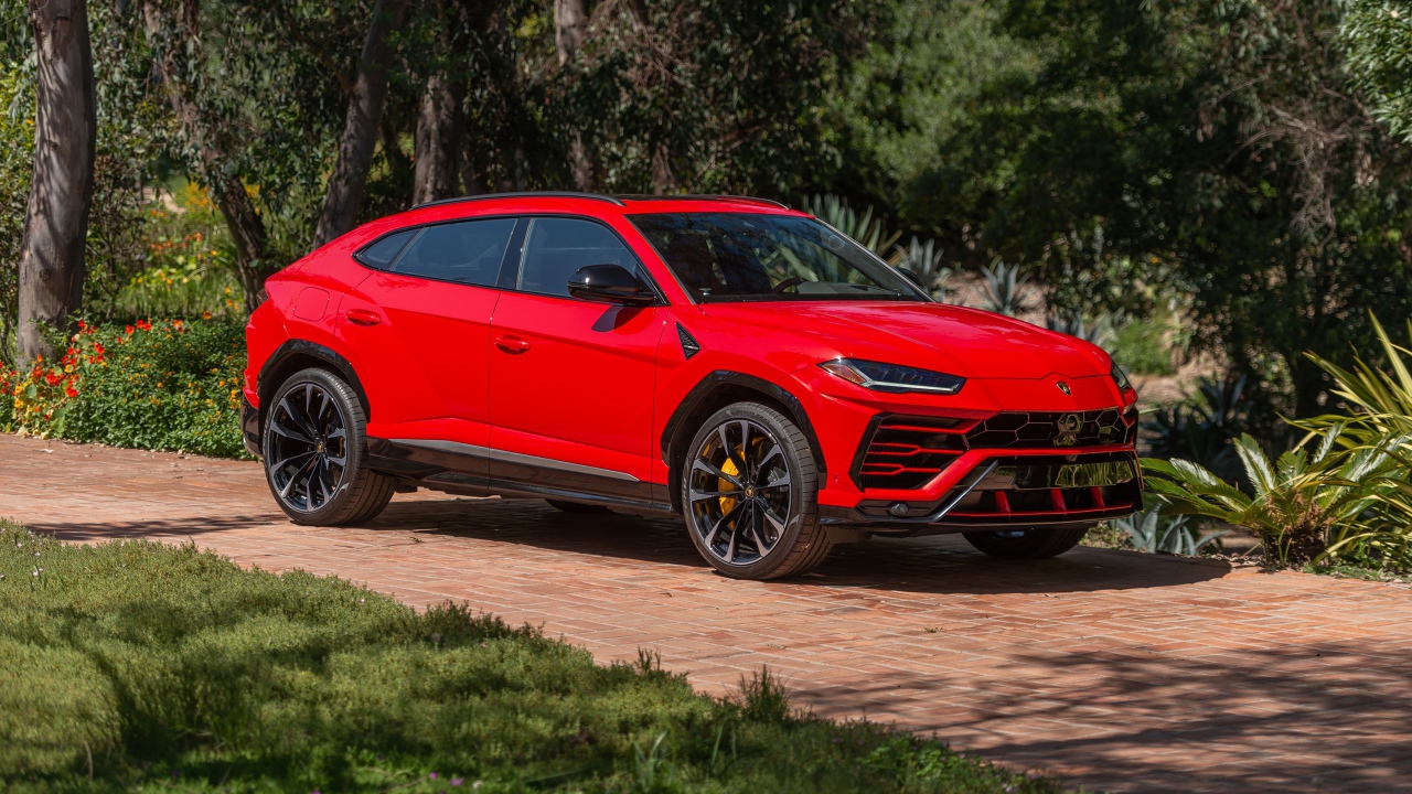 Красный Lamborghini Urus Shiny в парке 