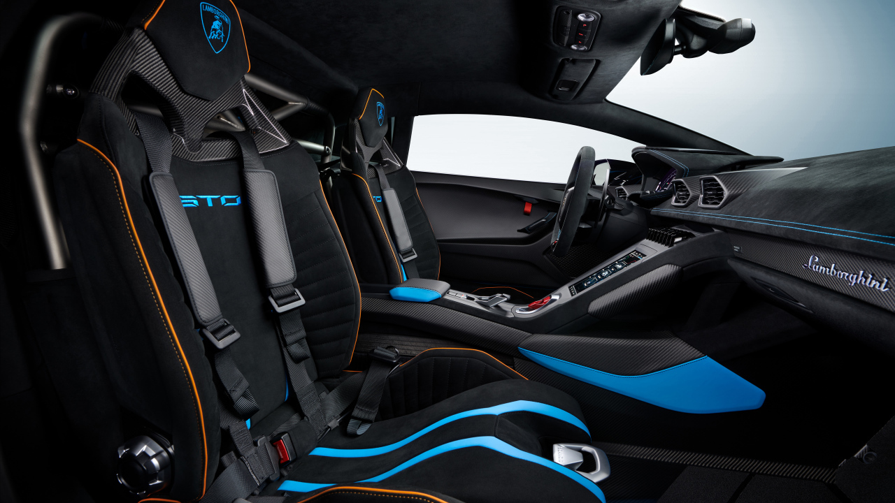 Кресла в автомобиле Lamborghini Huracán STO 2021 года