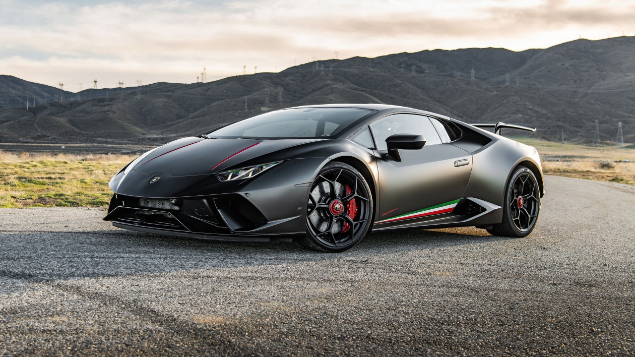 Серебристый спортивный автомобиль  Lamborghini Huracan Performante 2020 года на фоне гор 
