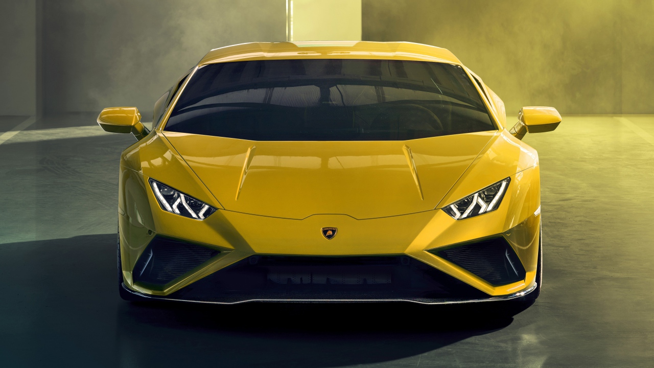 Желтый автомобиль Lamborghini Huracan EVO RWD 2020 года вид спереди