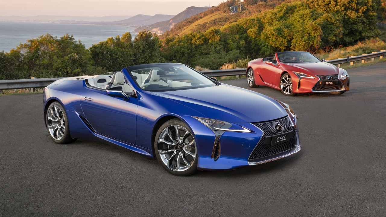 Синий автомобиль Lexus LC 500 Convertible 2020 года 