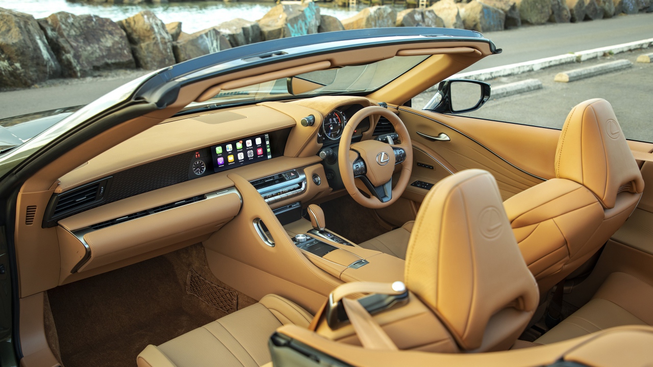 Кожаный салон автомобиля Lexus LC 500 Convertible 2020 года 