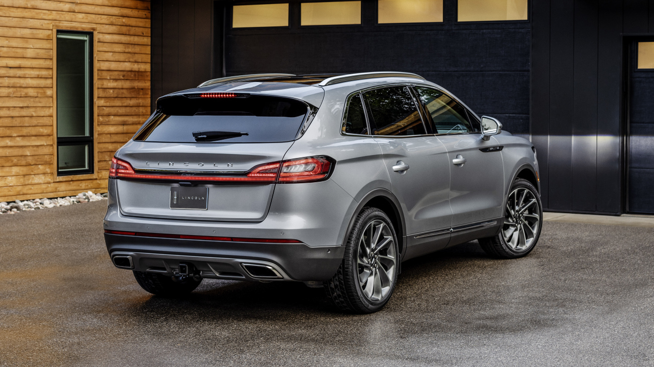 Внедорожник Lincoln Nautilus 2021 года вид сзади