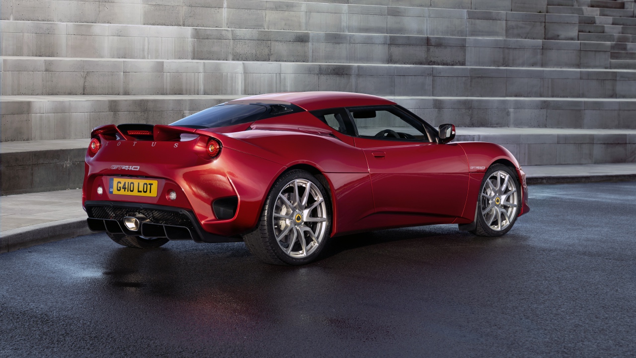 Красный автомобиль Lotus Evora GT410 2020 года вид сзади