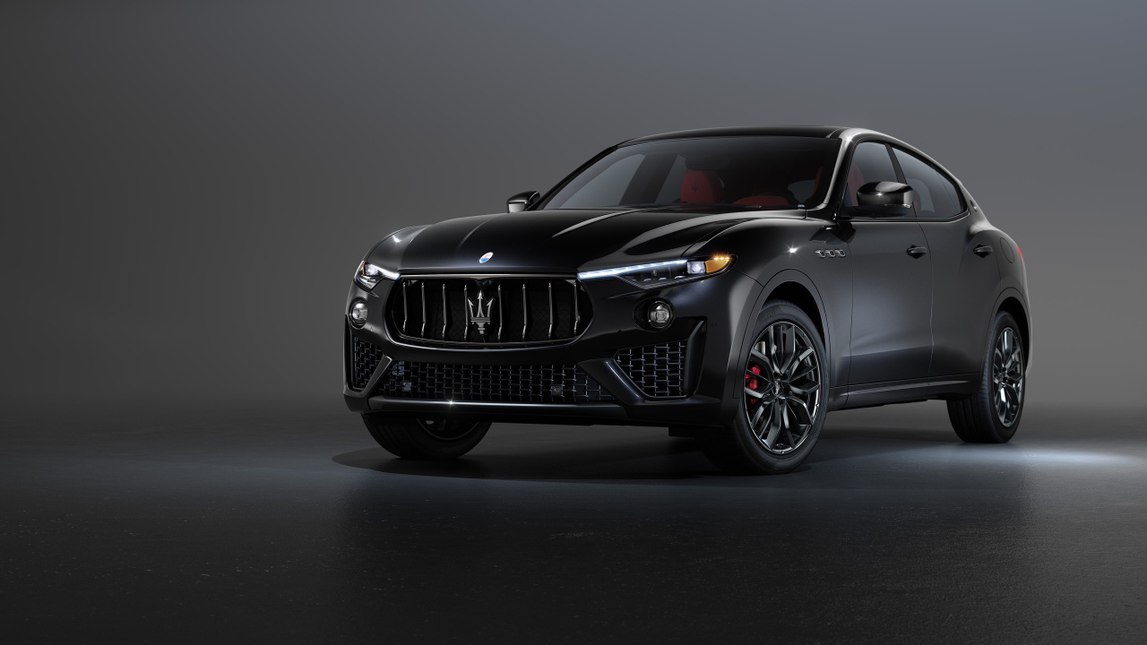 Черный автомобиль  Maserati Levante S Q4, 2020 года на сером фоне