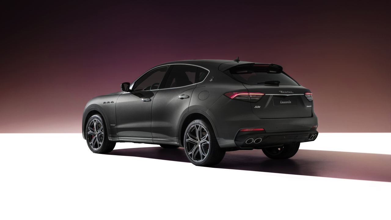 Дорогой автомобиль Maserati Levante S Q4 GranSport 2021 года вид сзади