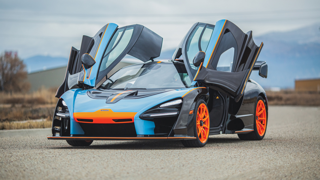 Спортивный автомобиль McLaren MSO Senna Gulf Oil Theme 2019 года с открытыми дверями