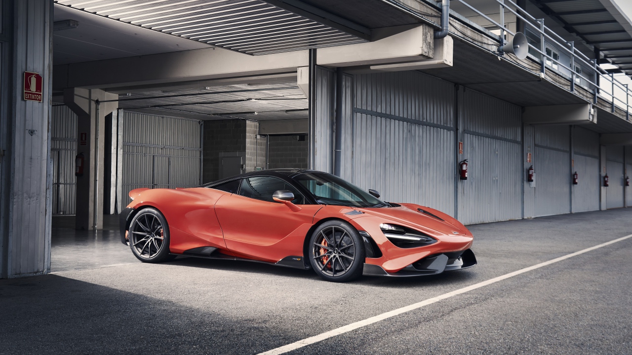 Автомобиль McLaren 765LT 2020 года выезжает из гаража 