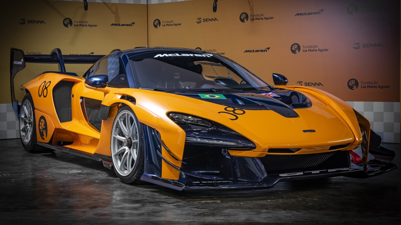 Оранжевый спортивный автомобиль McLaren GTR 2020 года 