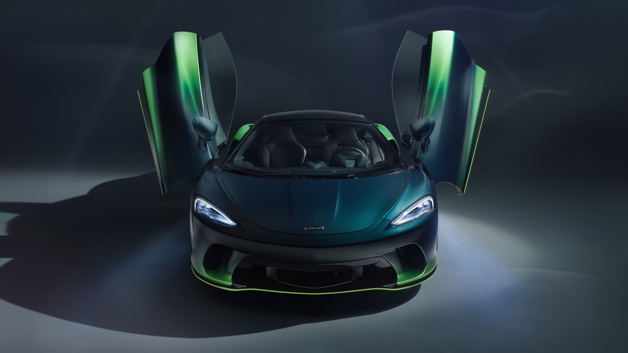 Автомобиль McLaren GT Verdant Theme By MSO 2020 года с открытыми дверями