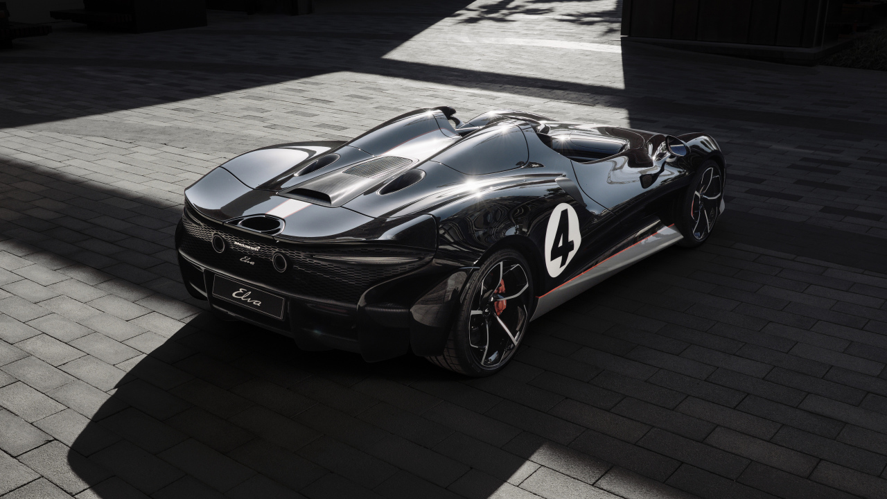 Черный спортивный автомобиль McLaren MSO Elva M1A Theme 2020 года вид сзади