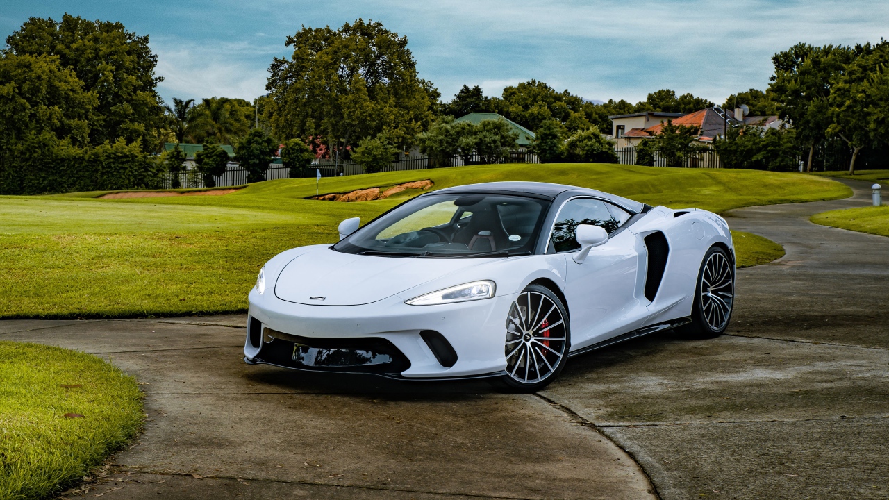 Белый спортивный автомобиль McLaren GT 2020 года 