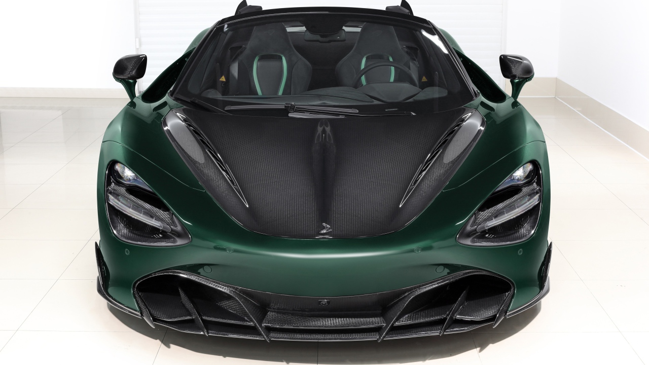 Зеленый автомобиль  McLaren 720S Spider Fury 2020 года вид спереди
