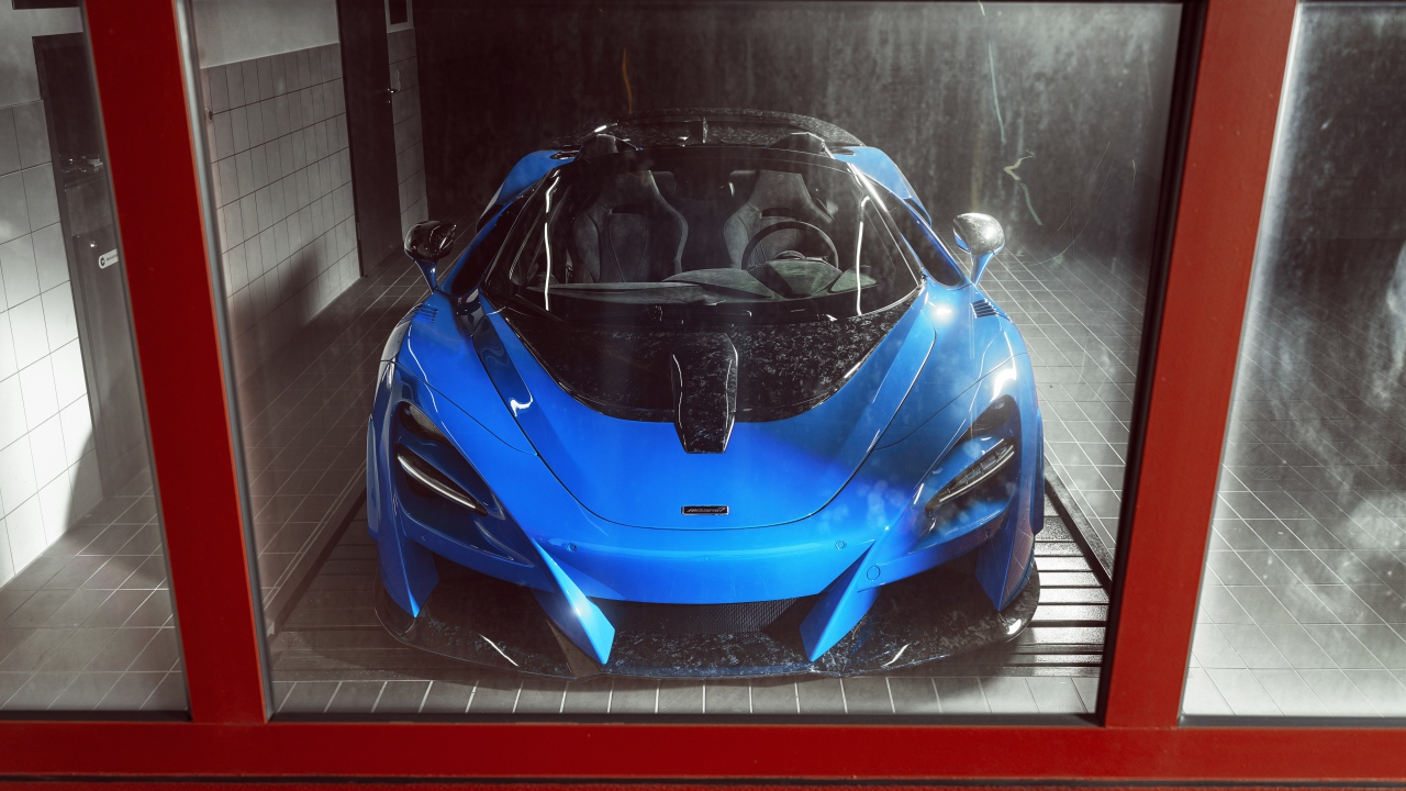 Спортивный автомобиль McLaren 720S Spider N-Largo 2020 года на мойке