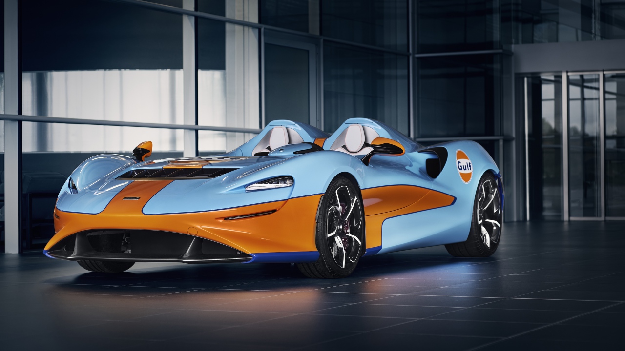Спортивный автомобиль McLaren Elva Gulf Theme By MSO 2021 года у здания 