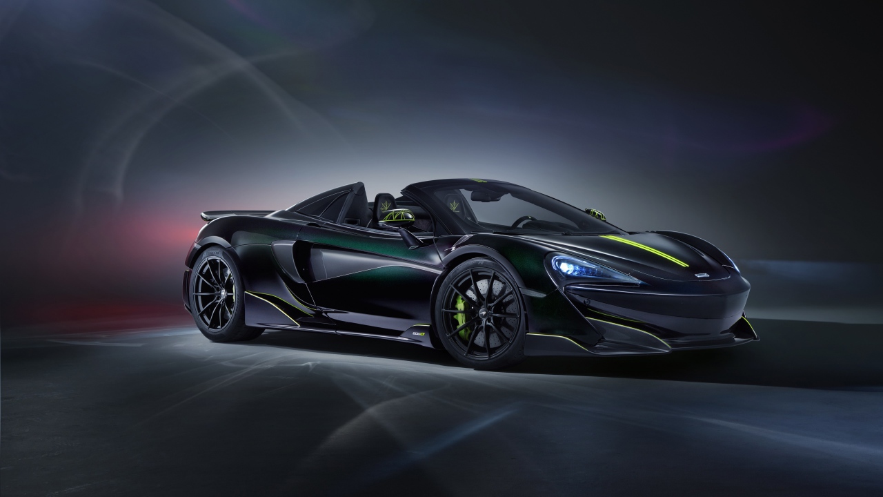 Черный автомобиль McLaren MSO 600LT Spider Segestria Borealis 2020 года на сером фоне