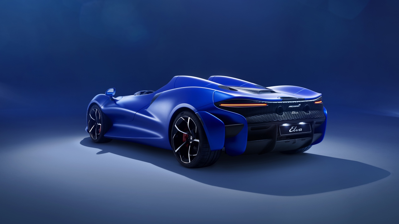 Синий автомобиль McLaren Elva,  2020 года на синем фоне