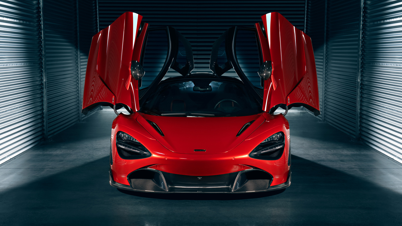 Красный автомобиль McLaren 720S с открытыми дверями в гараже