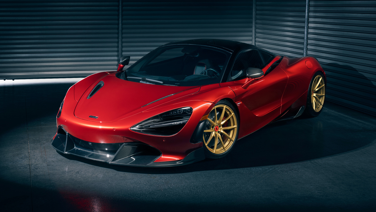 Красный спортивный автомобиль McLaren 720S  в гараже