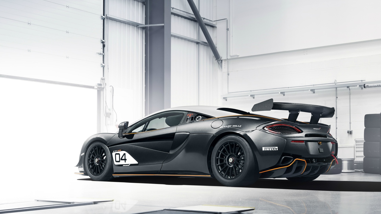 Спортивный  McLaren 570S GT4, 2020 года вид сзади