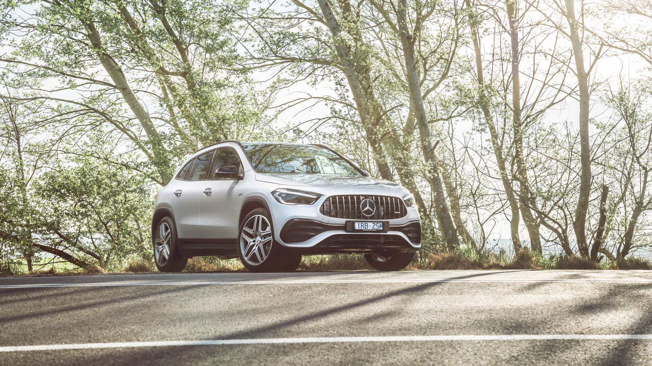 Белый автомобиль Mercedes-AMG GLA 35 4MATIC 2020 года на дороге