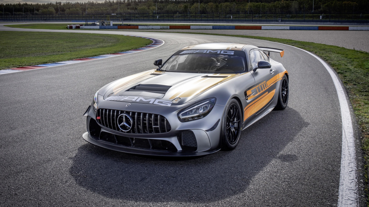 Гоночный автомобиль Mercedes-AMG GT4 2020 года на трассе 