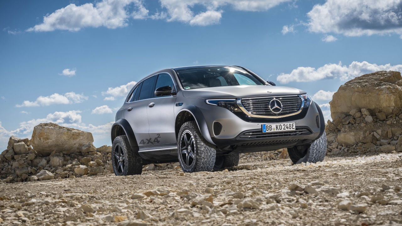Серебристый внедорожник Mercedes-Benz EQC 4x4 2020 года 