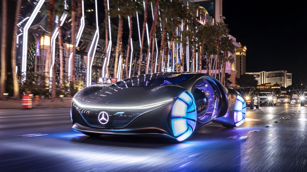 Автомобиль Mercedes-Benz VISION AVTR, 2020 года с неоновыми колесами на улице