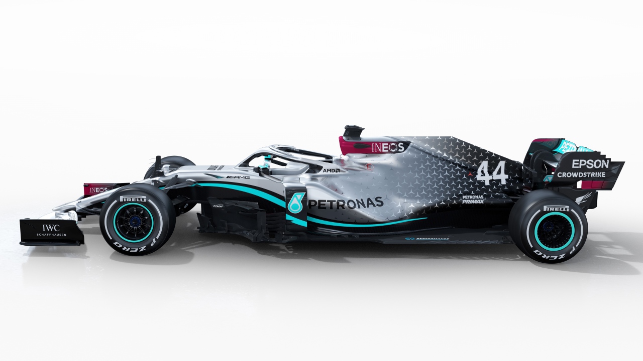 Гоночный автомобиль Mercedes-AMG F1 W11 EQ Performance 2020 года на белом фоне