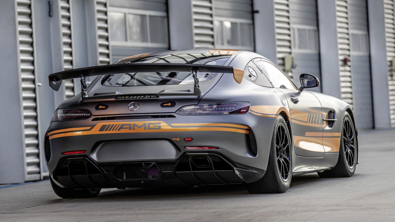 Серебристый автомобиль Mercedes-AMG GT4 2020 года вид сзади