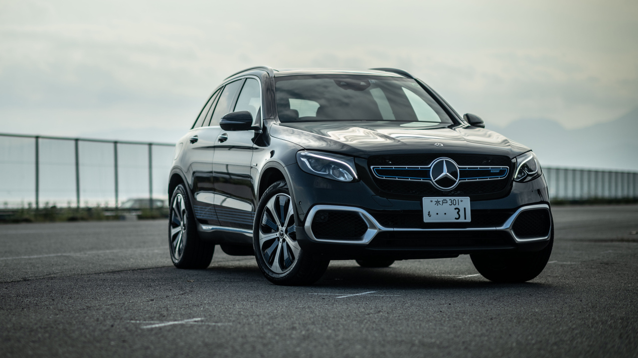 Черный автомобиль Mercedes-Benz GLC F-Cell 2021 года