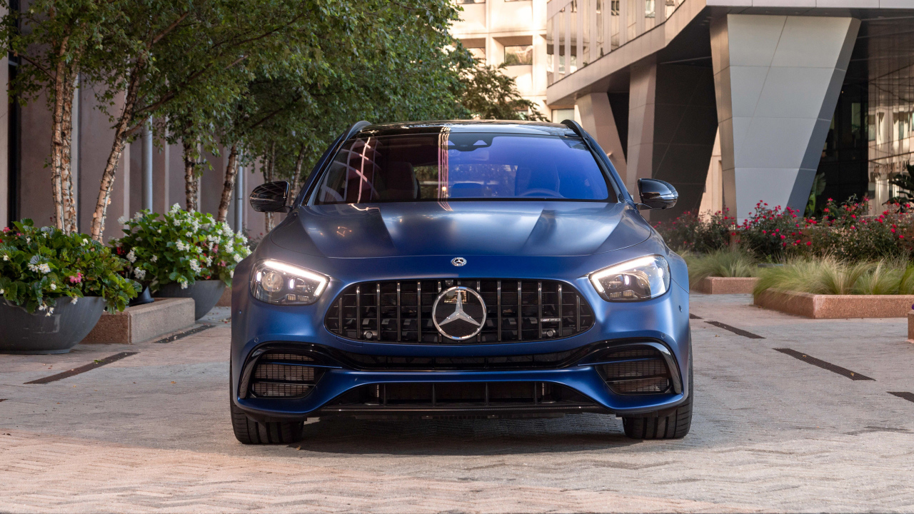 Синий автомобиль  Mercedes-AMG E 63 S 4MATIC+, 2021 года вид спереди