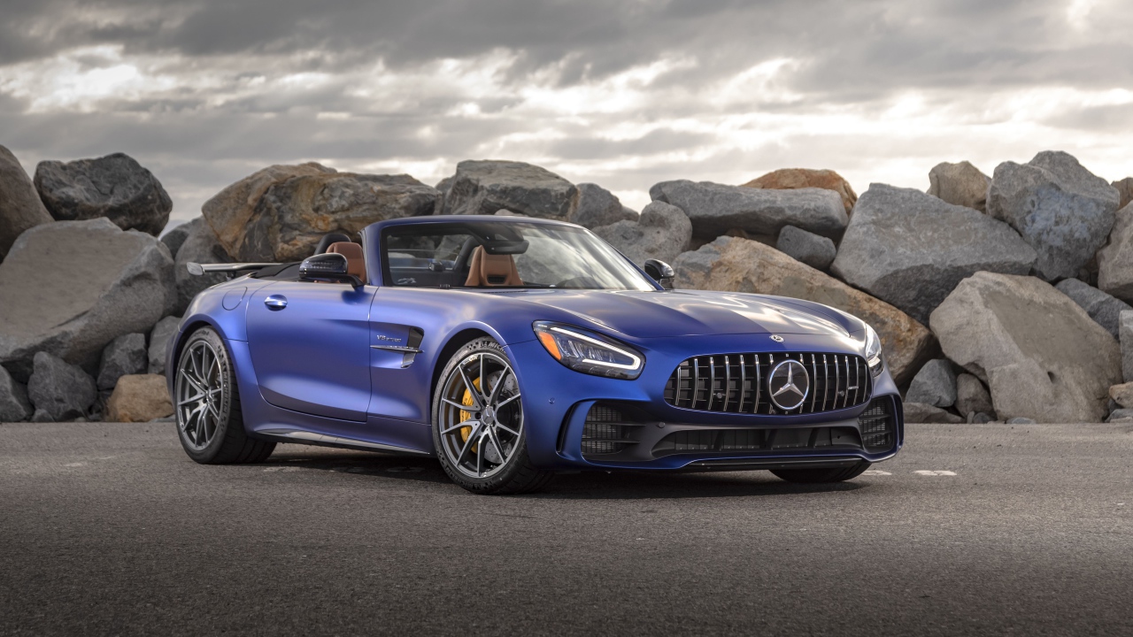 Синий кабриолет Mercedes-AMG GT R Roadster, 2020 года в горах 