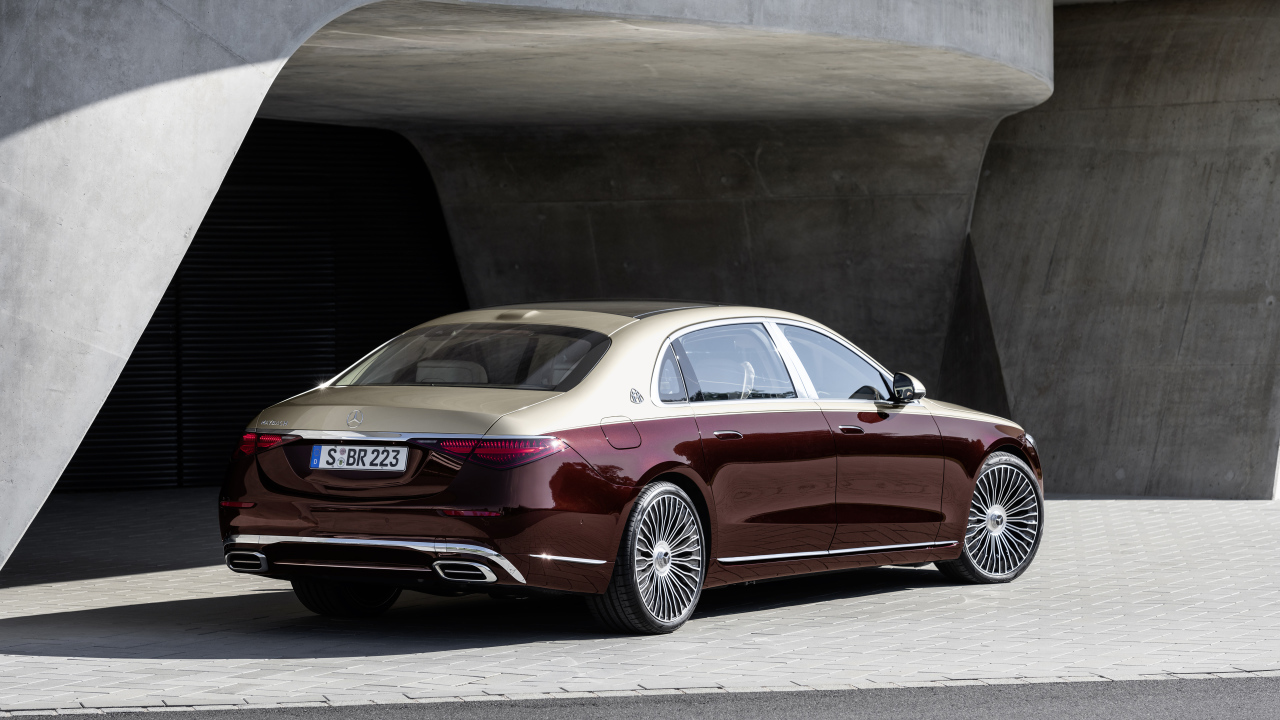 Бордовый автомобиль Mercedes-Maybach S 580,  2021 года вид сзади