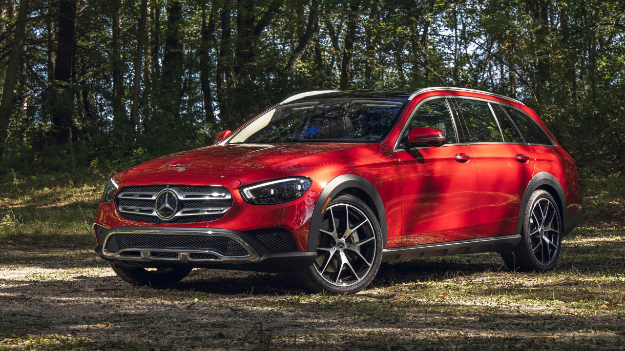 Красный автомобиль Mercedes-Benz E 450 4MATIC, 2021 года в лесу