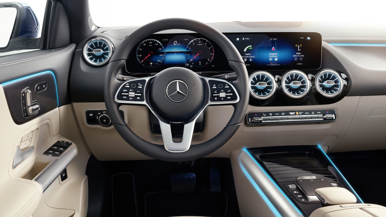Салон автомобиля Mercedes-Benz GLA 250, 2020 года