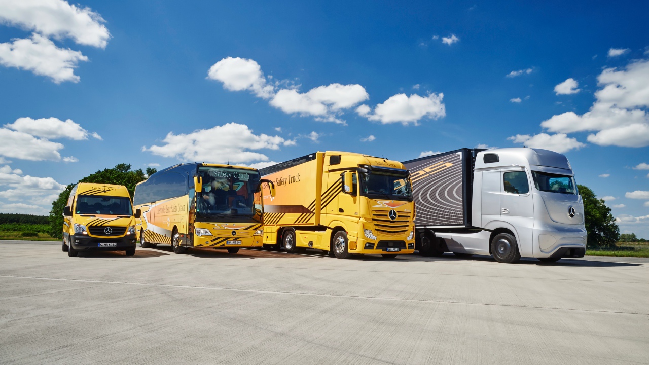 Модельный ряд автомобилей марки Mercedes-Benz на фоне голубого неба 