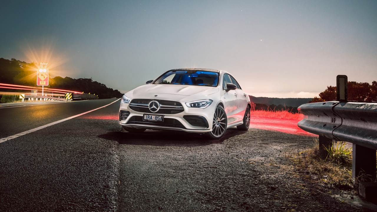 Белый автомобиль Mercedes-AMG CLA 35 4MATIC 2020 года на трассе ночью 