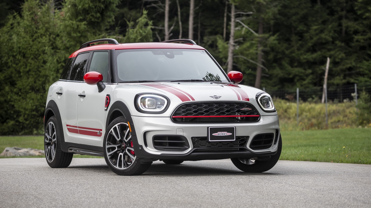 Автомобиль  MINI John Cooper, 2021 года на дороге