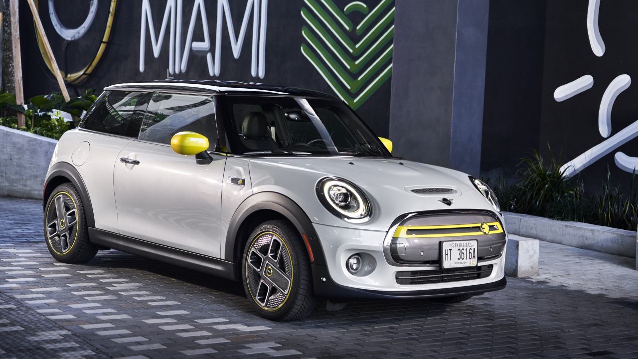 Серебристый  MINI Cooper SE, 2020 года у дома