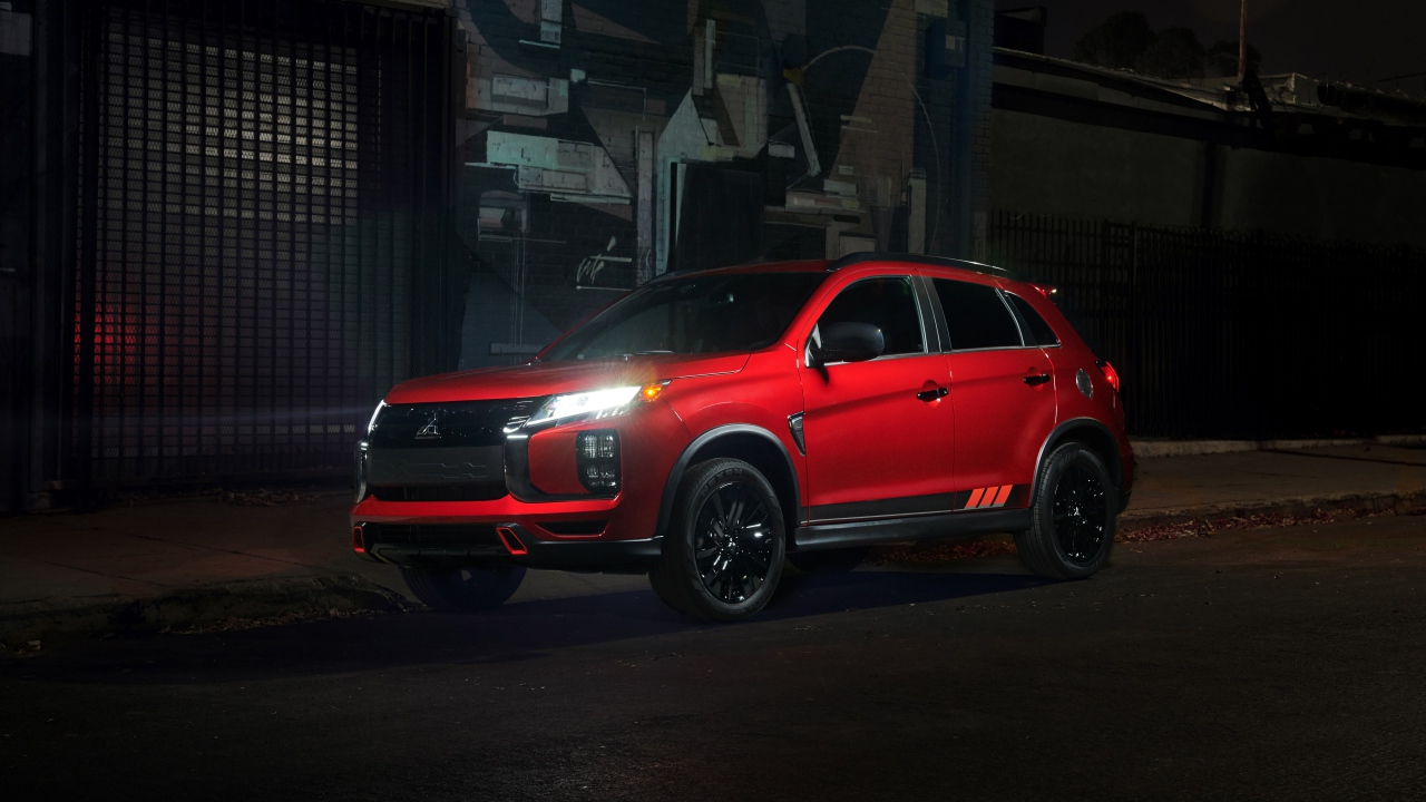 Красный внедорожник  Mitsubishi Outlander, 2020 года у стены