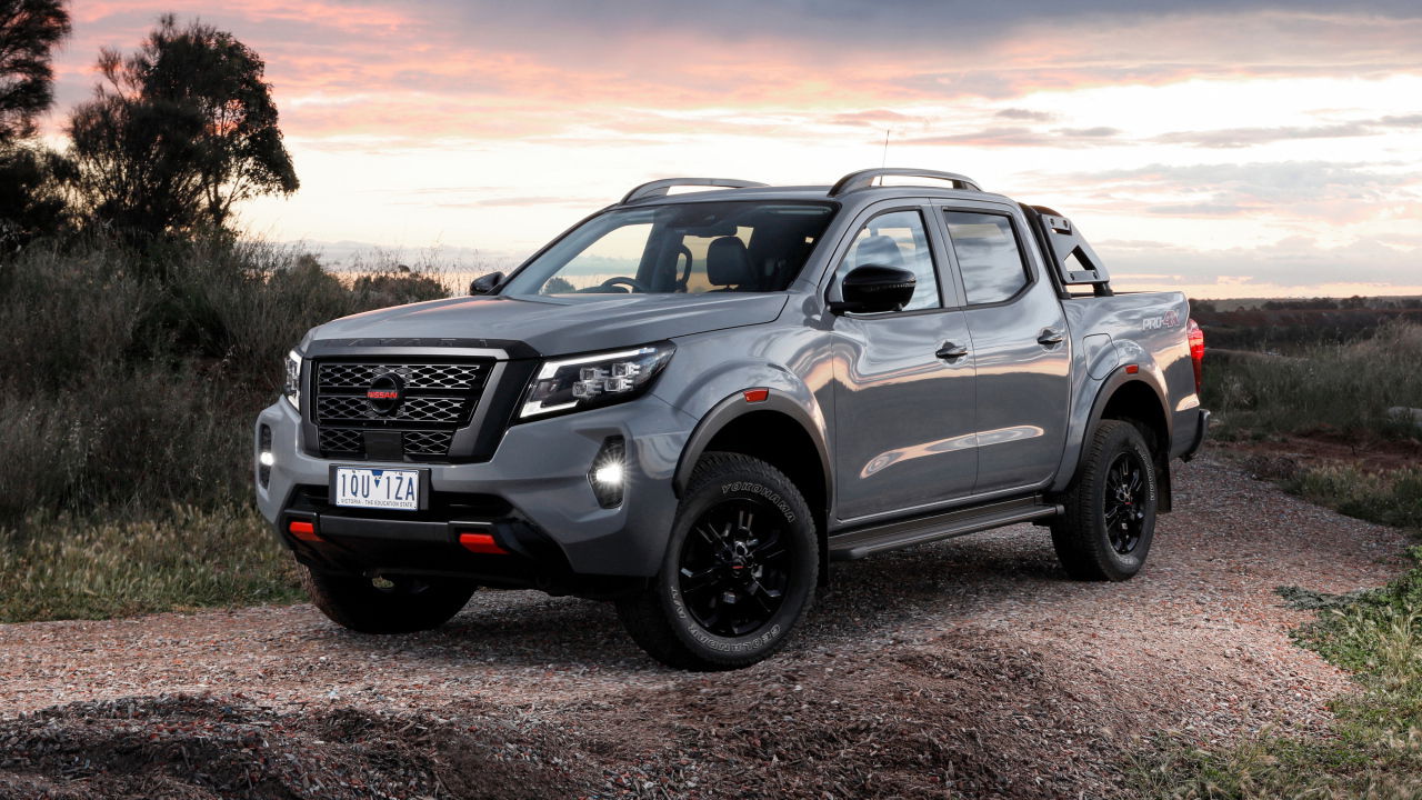 Серебристый пикап Nissan Navara PRO-4X 2021 года