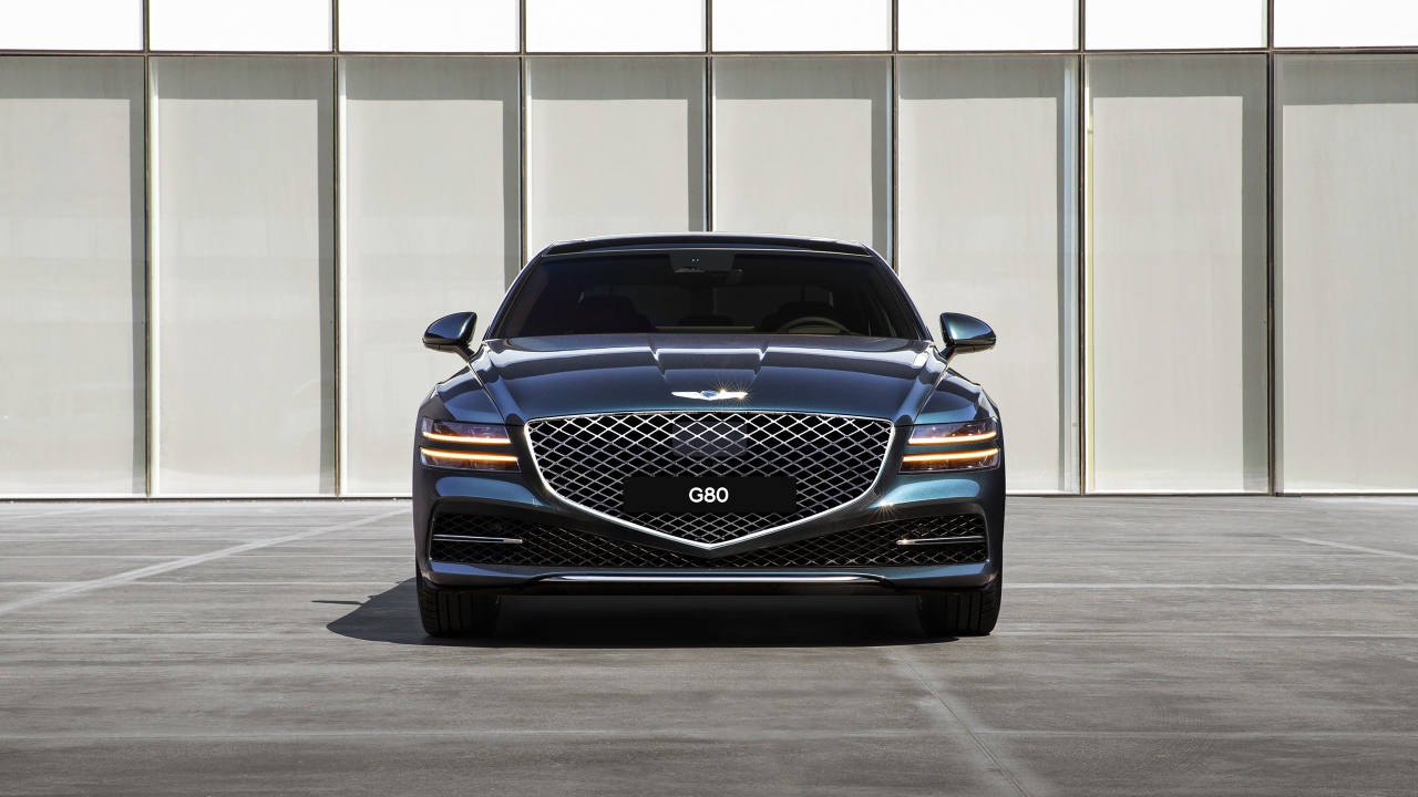 Автомобиль Genesis G80 AWD 2020 года в лучах солнца