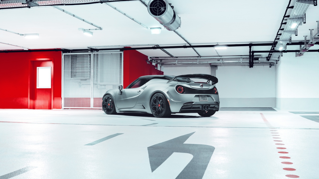 Автомобиль Pogea Racing Nemesis 2020 года а гараже