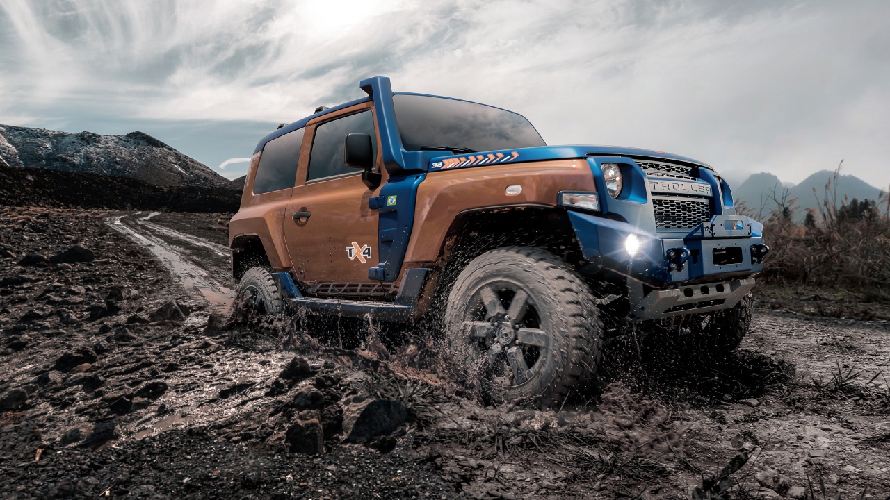 Внедорожник Troller TX4 2020 года едет по грязи