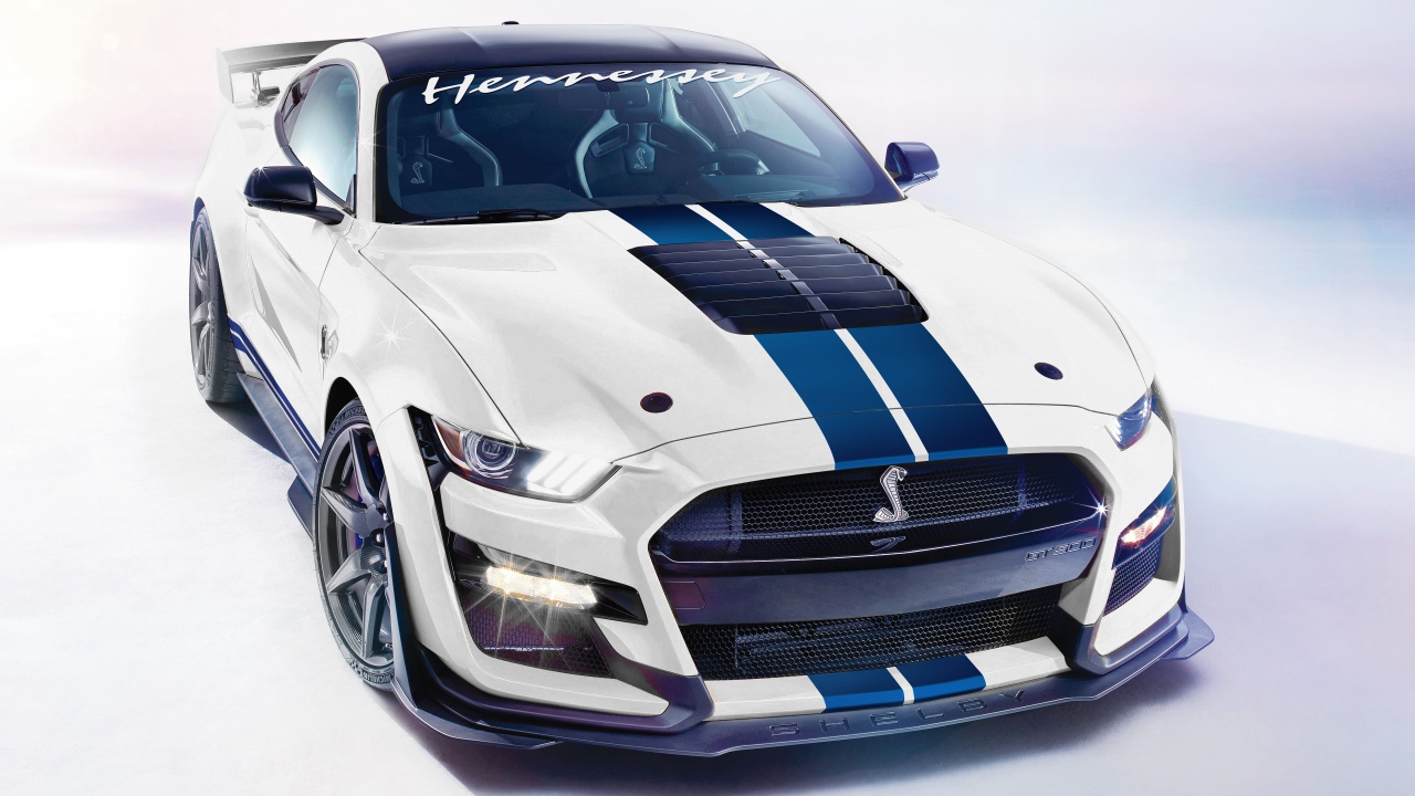 Гоночный автомобиль  Hennessey GT500 Venom 1000, 2020 года на белом фоне